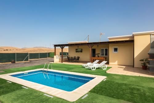 Tuineje Villa | Villa Ralue: Family-Friendly Retreat with Pool & High Ratings