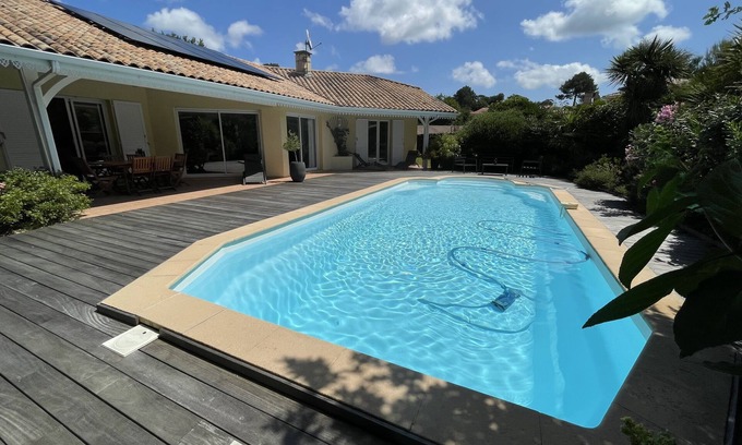 La Teste-de-Buch Villa | Serene Villa with Pool and Ocean View in Quiet Neighborhood