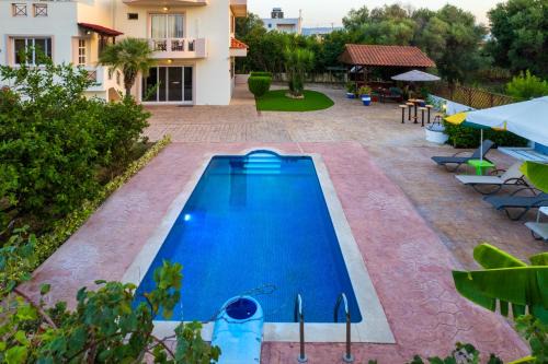 Kremasti Villa | Family-Friendly Villa Rea: 5 Bedrooms & Pool Oasis