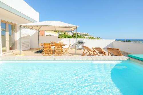 Castro Marina Apartment | Villa Reha: Oceanfront Retreat with Pool & Pet-Friendly Options