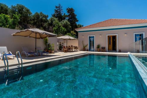 Makhairoi Villa | Villa Remedio: Oceanfront Escape with Pool & Top Ratings
