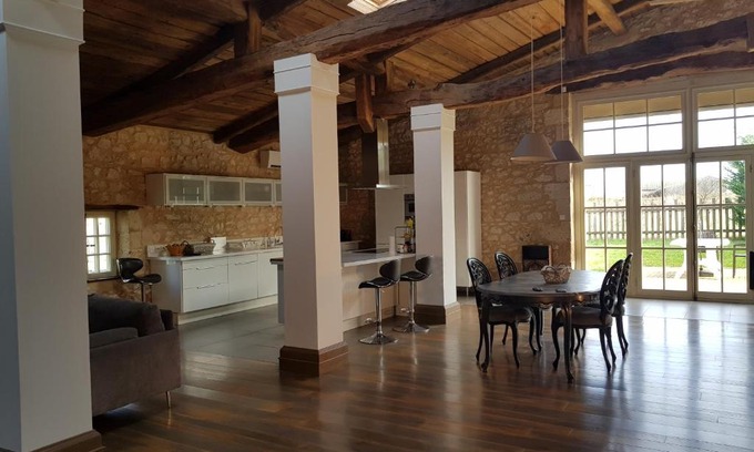 Flaujagues Villa | Villa Renaissance: Family-Friendly Retreat with Kitchen Access