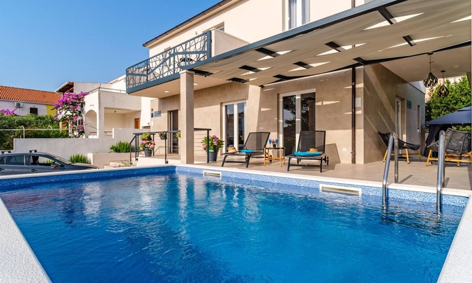 Cove Makarac (Milna) House | Villa Renesansa: Oceanfront Getaway with Private Pool