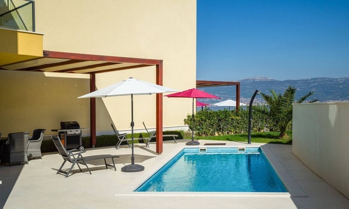 Slatine Villa | Villa Retja II: Spacious Six Bedroom Villa with Pool