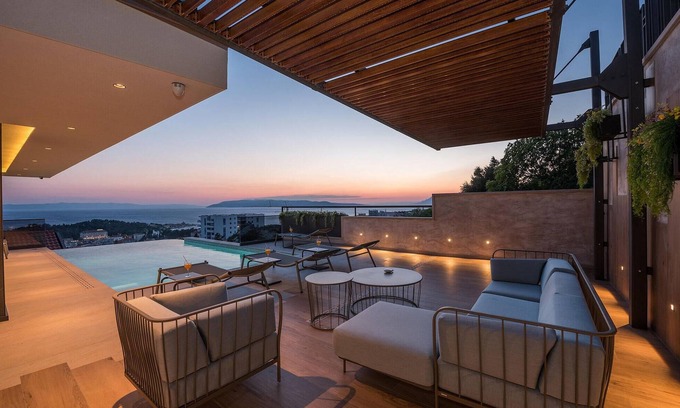 Moca House | Spacious 4 Bedroom Accommodation with Pool in Makarska