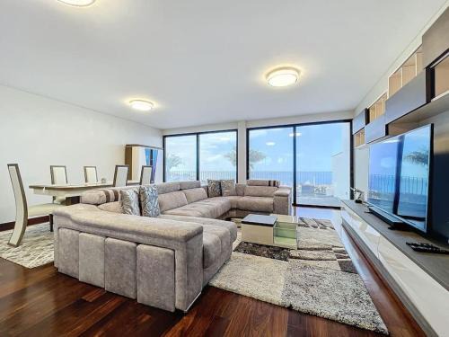 Camara de Lobos Villa | Family-Friendly Villa Ribeiro Real: A 4-Star Retreat