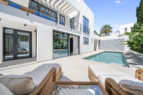 Golden Mile Villa | Beachfront Villa Rio Verde with Pool & Child-Friendly Amenities