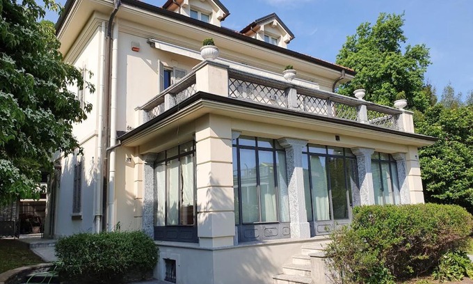 Suna Villa | Elegant Villa Rita: 4-Star Retreat with Hot Tub & Family Fun