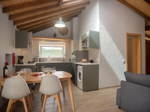Linho Villa | Discover Villa Riviera: Family-Friendly Getaway with High Ratings