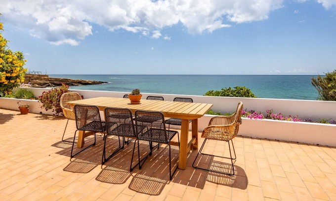 Praia da Luz Villa | Villa Rock'n'ocean: Oceanfront Escape with Pool & Spa