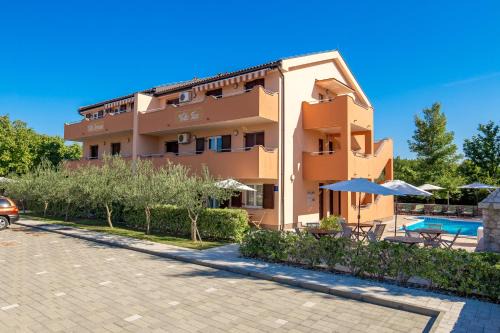 Silo Apartment | Family-Friendly Villa Romana with Pool and Kitchen Access