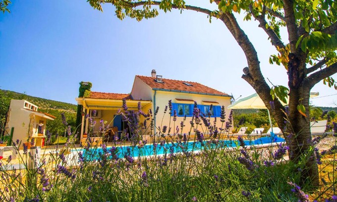 Krusvar Villa | Villa Romansa: Peaceful Retreat with Heated Pool & BBQ