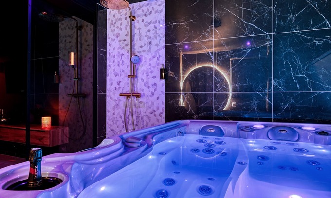 Saint-Cyr-l'Ecole Villa | Romantic Villa with Spa Just 15 Minutes from Paris