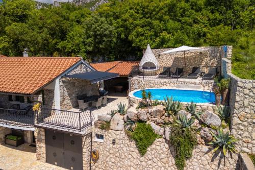 Bribir Villa | Villa Romantic: 4-Star Escape with Hot Tub & Pool