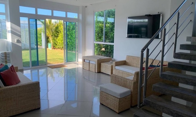 Santa Veronica Cabin | Villa Romantica: Just 5 Minutes from the Beach Awaits