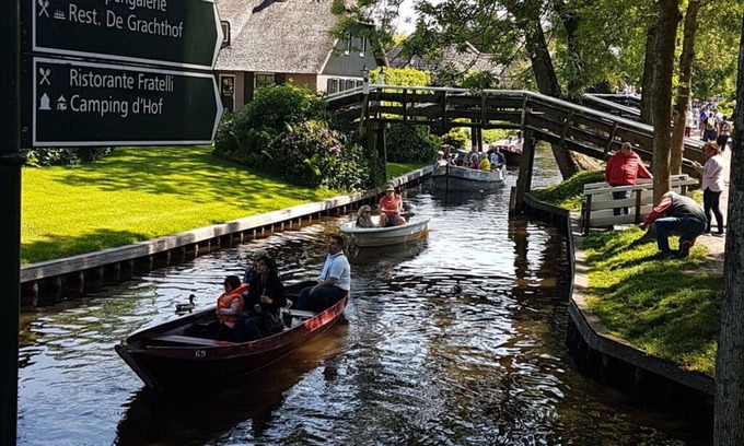 Makkum House | Indulge at Villa Romantika: Pet-Friendly with Spa & Breakfast