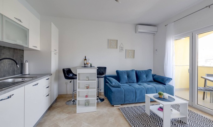 Karigador Apartment | Pet-Friendly Villa Rondine with Ocean View in Novigrad