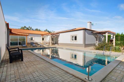 Caldas da Rainha Villa | Villa Rosa: Poolside Retreat with Jacuzzi & 10/10 Score