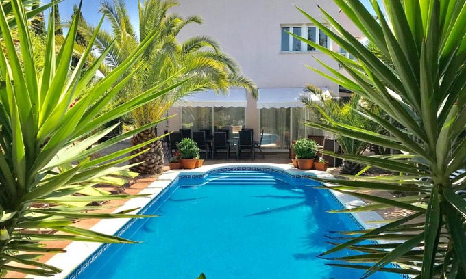 Can Trabal House | Villa Rosa Sitges: Pet-Friendly Retreat with Pool & Hot Tub