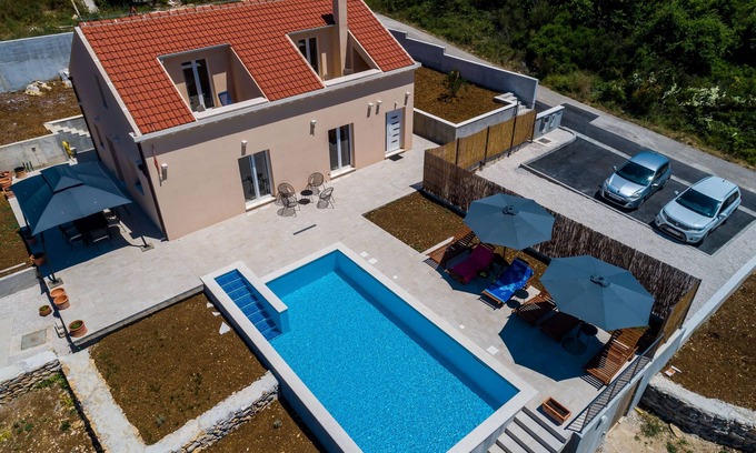 Zvekovica Villa | Villa Rubea: Three Bedroom Retreat with Pool and Terrace