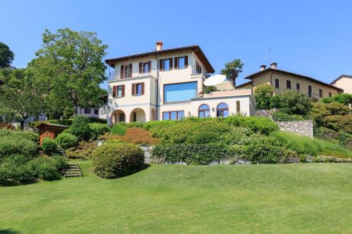 Stresa Apartment | Villa Rubino: Lakeside Getaway with Garden and Hot Tub