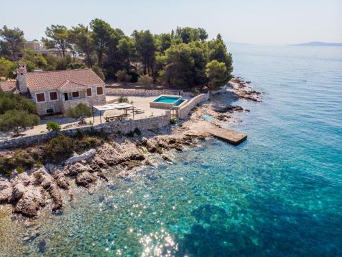 Okrug Villa | Unforgettable Villa Rudini: Oceanfront Oasis with Pool