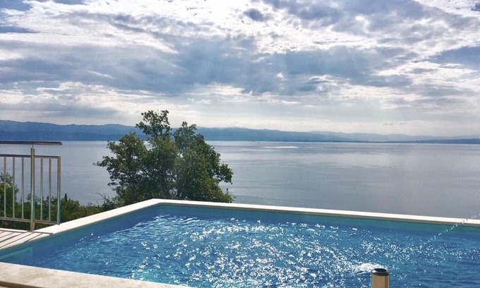 Medveja House | Oceanfront Villa Sabine Apartment Brioni with Private Pool