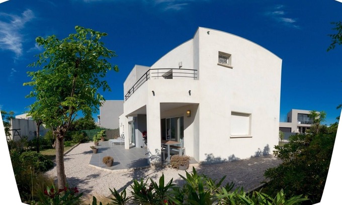 Sete Villa | Villa Saint Louis: Oceanfront Retreat with Pool & Bikes