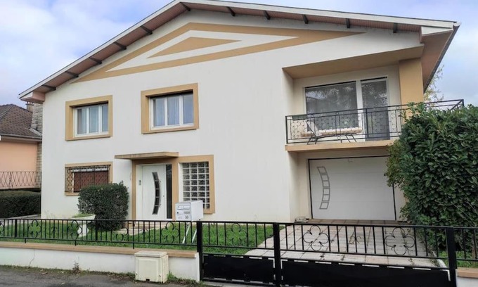 Amneville House | Cozy Villa Sainte-Rose: Family-Friendly Stay Near Cité des Loisirs
