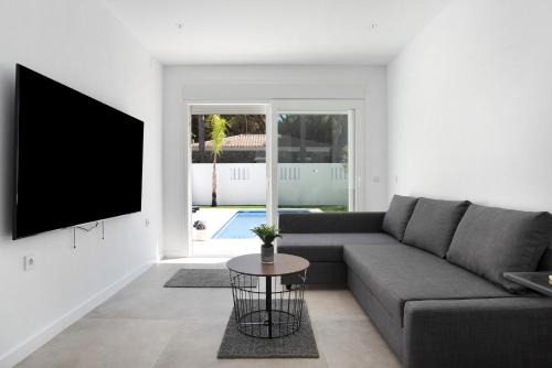 Los Gallos-Cerromolino House | Villa Santa Clara 21a: Pet-Friendly Retreat, Rated 10/10