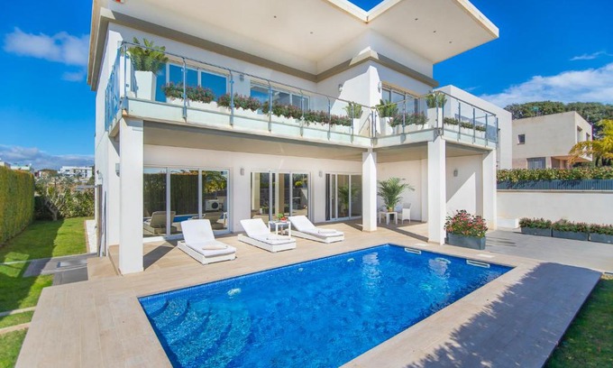 Cambrils Villa | Villa Santander: 4-Star Ocean View Retreat with Pool