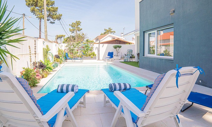 Charneca de Caparica e Sobreda Villa | Indulge in Villa Santi - Pet-Friendly Retreat with Pool