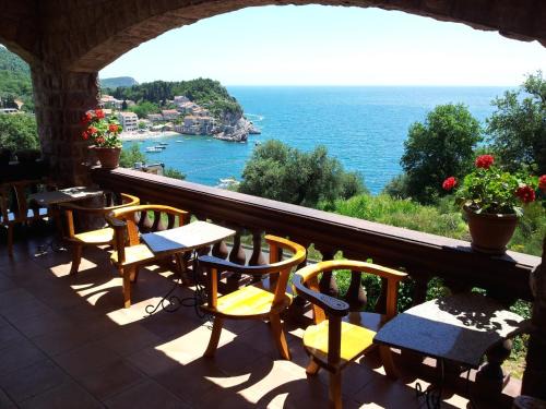 Przno House | Villa Sara Guesthouse: Pet-Friendly Retreat with Breakfast