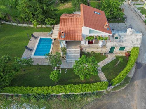 Cista Provo House | Villa Sara: Pet-Friendly Retreat with Pool & Family Amenities
