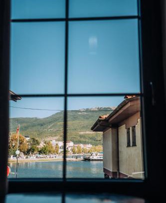 Varosh Apartment | Scenic Villa Sara: Family-Friendly Retreat with Lake Views