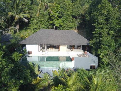 Batu Layar Villa | Relax at Villa Sari and Rubi with Ocean Views & Pool