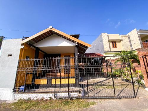 Ngaglik Villa | Cozy Villa Satita: Oceanfront Stay with Breakfast & Pets