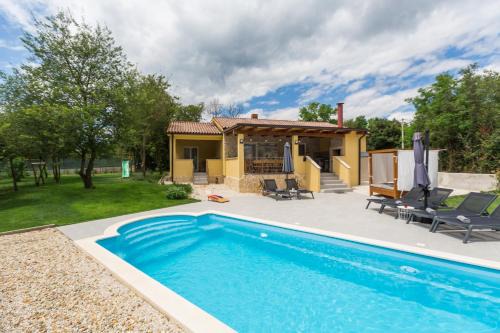 Debeljuhi Villa | Villa Savey: Oceanfront Retreat with Heated Pool & Top Ratings