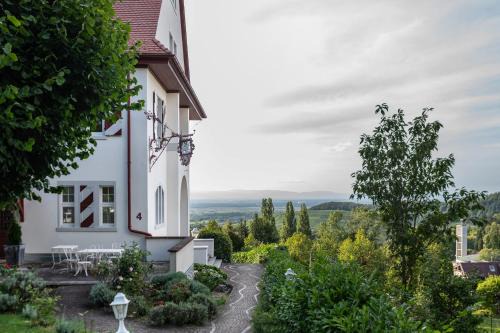 Badenweiler Apartment | Villa Schlössle: Guest Rated 10/10 & Pet-Friendly Retreat