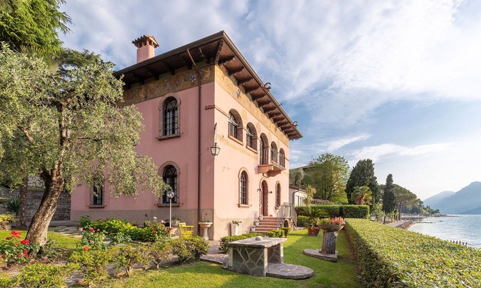 Malcesine Villa | Lake Front Villa Schlosser: Guest Rated 10/10 with Ocean Views