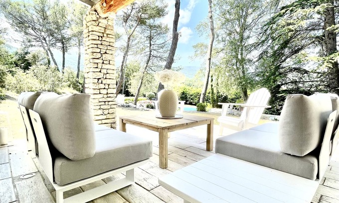 Menerbes Villa | Villa Schwimmbad: Idyllic Retreat in the Heart of Provence