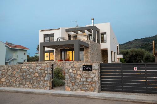 Sarakiniko House | Villa SeaElia: Oceanfront Retreat for Family Getaways