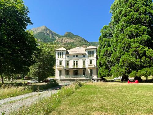 Jausiers Apartment | Experience Villa Sequoia: Family-Friendly Retreat with High Ratings