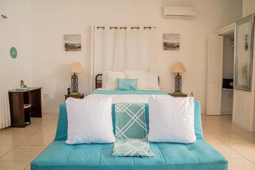 Discovery Bay Villa | Villa Serenity Water View Suite Sleeps 3 w Pool