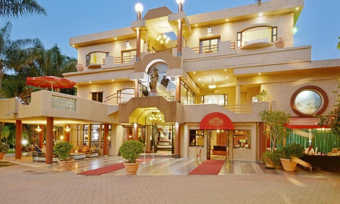 Houghton Estate Bed & Breakfast | Relax at Villa Simonne: Oceanfront Pool & Spa Retreat