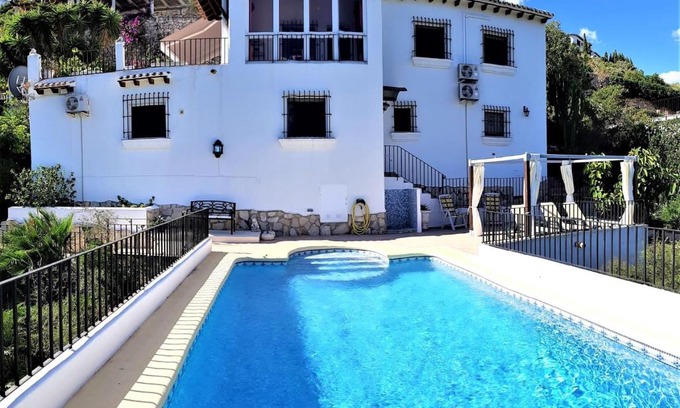 Pego House | Discover Villa Sina: Pet-Friendly 4-Star Retreat with Pool