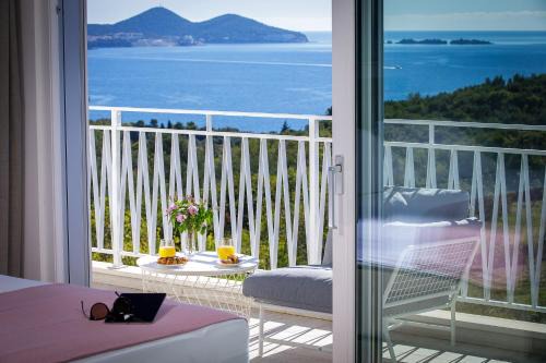 Orasac Villa | Experience Luxury at Villa Soderini with Pool & Breakfast