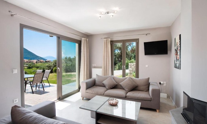 Pondi Villa | Villa Sofia: Family & Pet Friendly Retreat with High Ratings