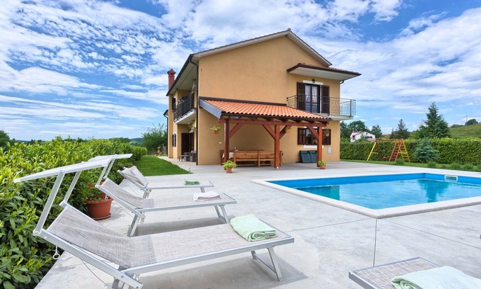 Pazin Villa | Villa Sofia: Pet-Friendly Retreat with Pool and Breakfast