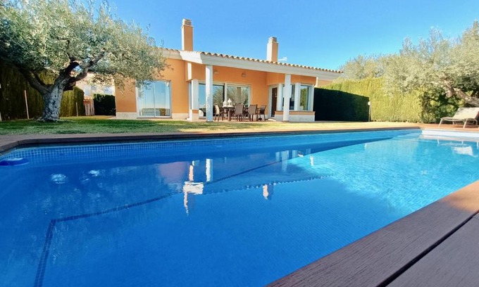 L'Ampolla Villa | Relax at Villa Sol: Family-Friendly with Pool Access